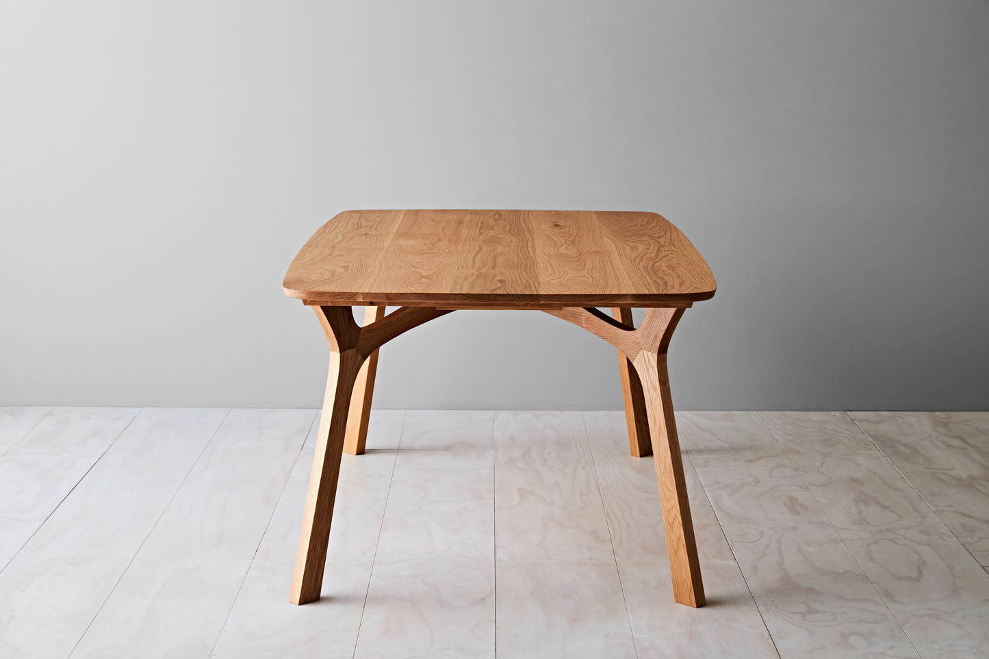 Lyssna Dining Table