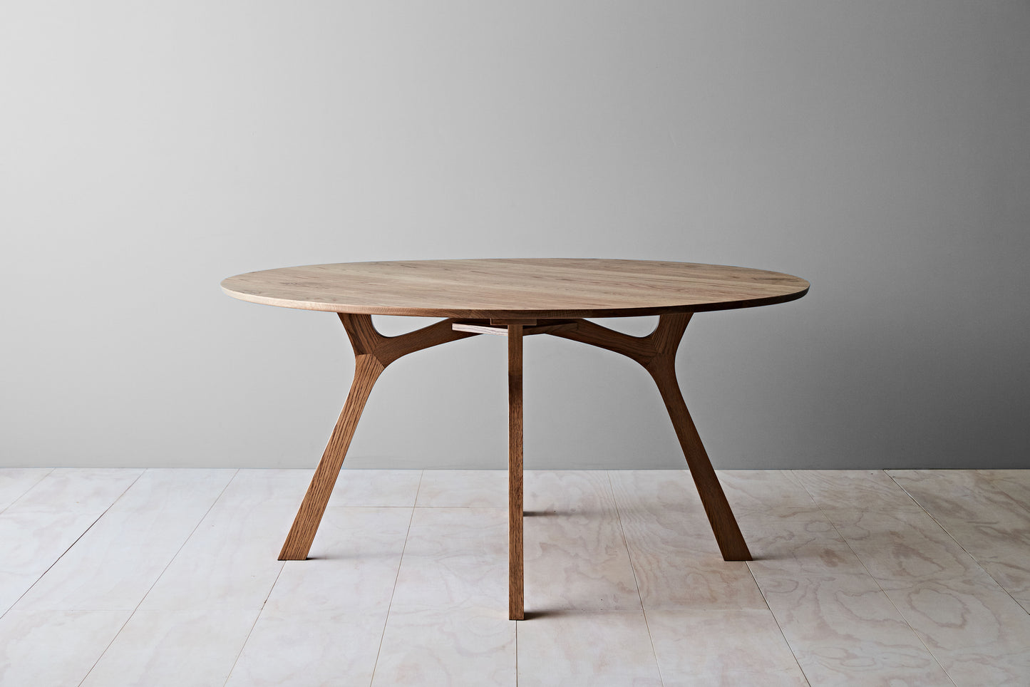 Lyssna Round Dining Table