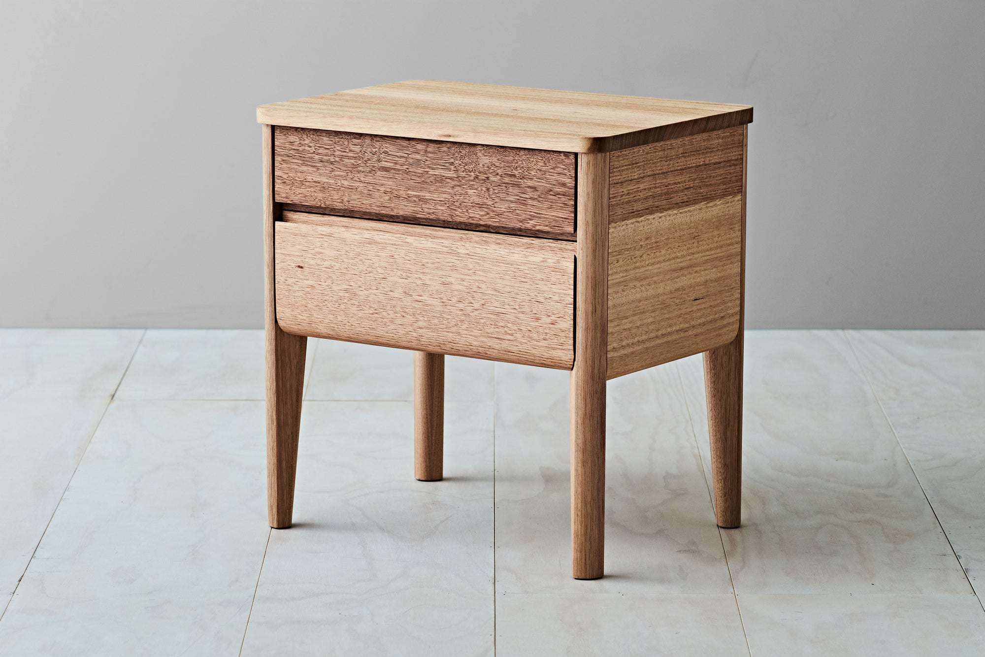 Kuri Bedside