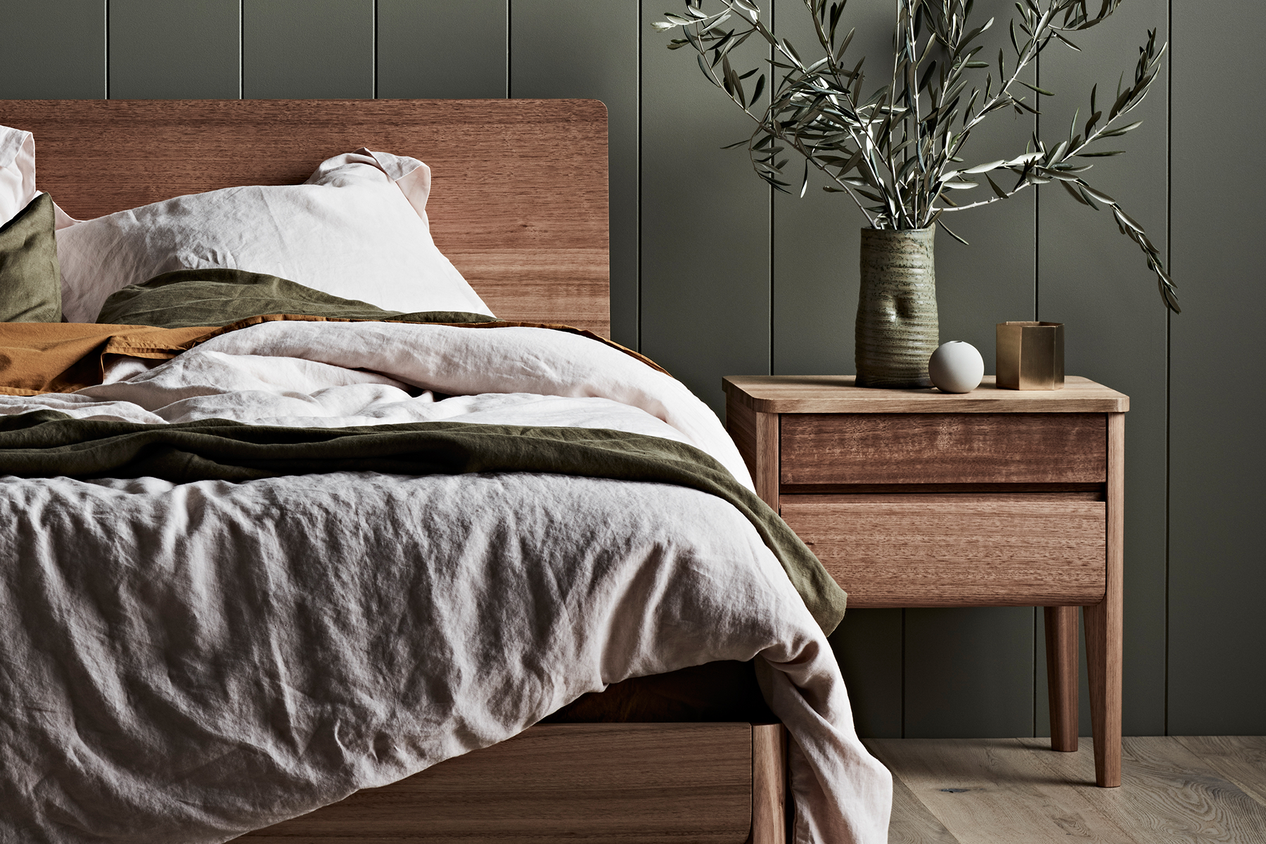 Kuri Bedside