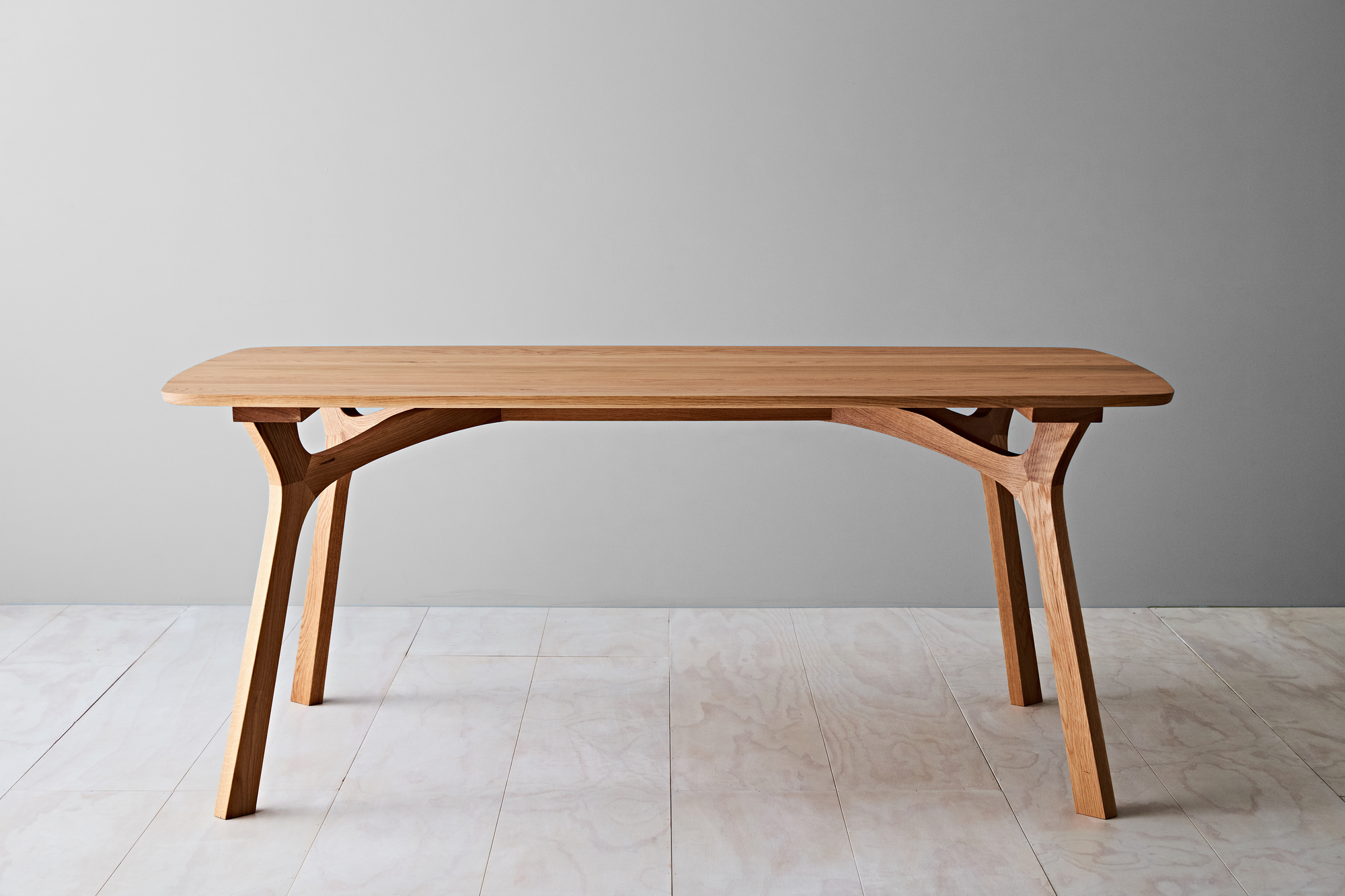 Lyssna Dining Table