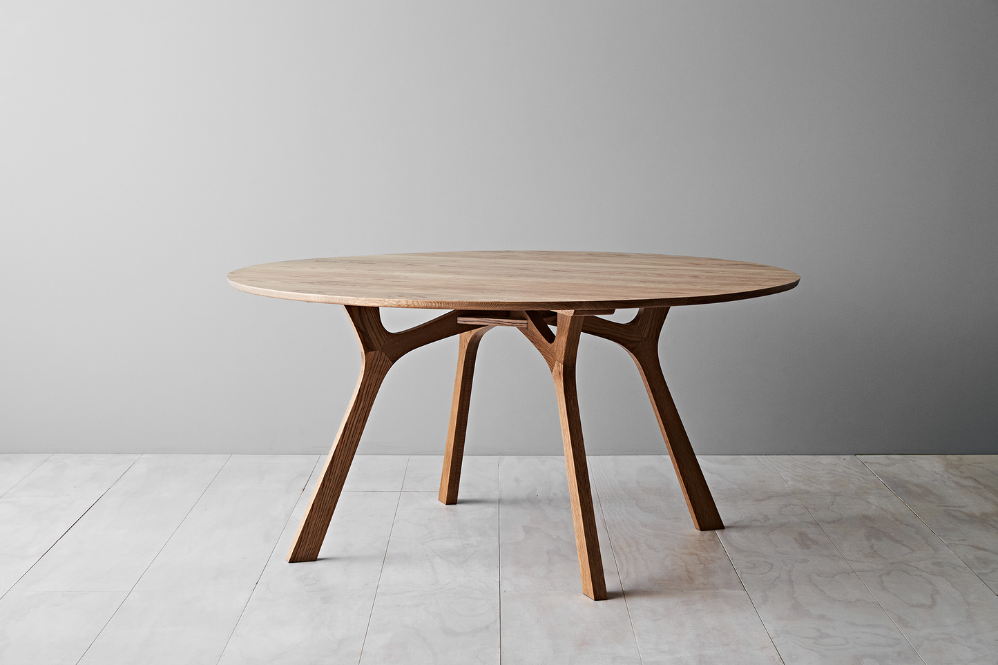 Lyssna Round Dining Table