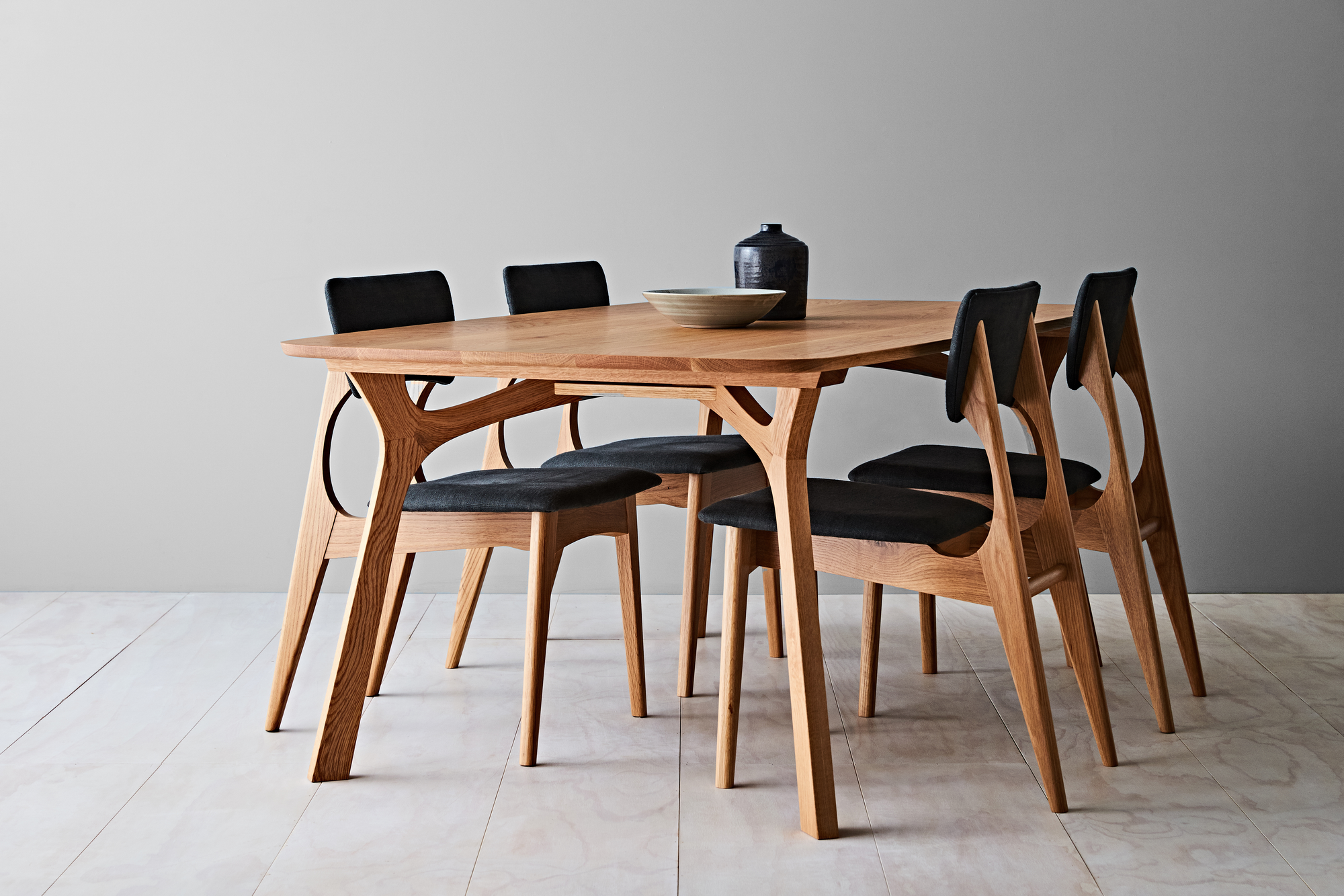 Lyssna Dining Table
