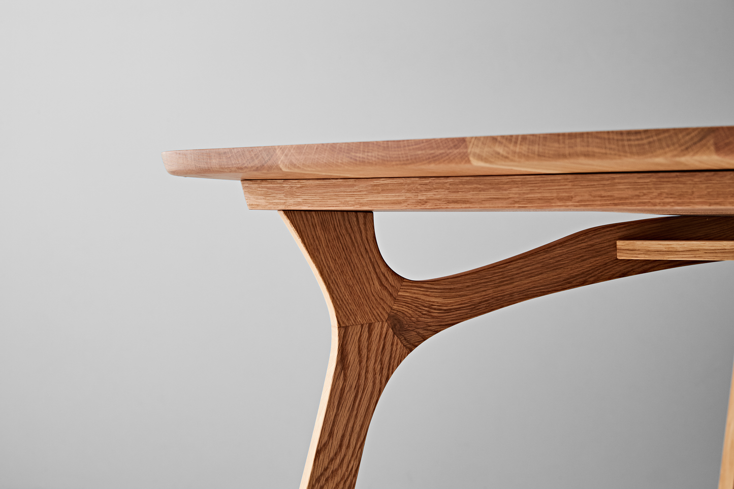 Lyssna Dining Table