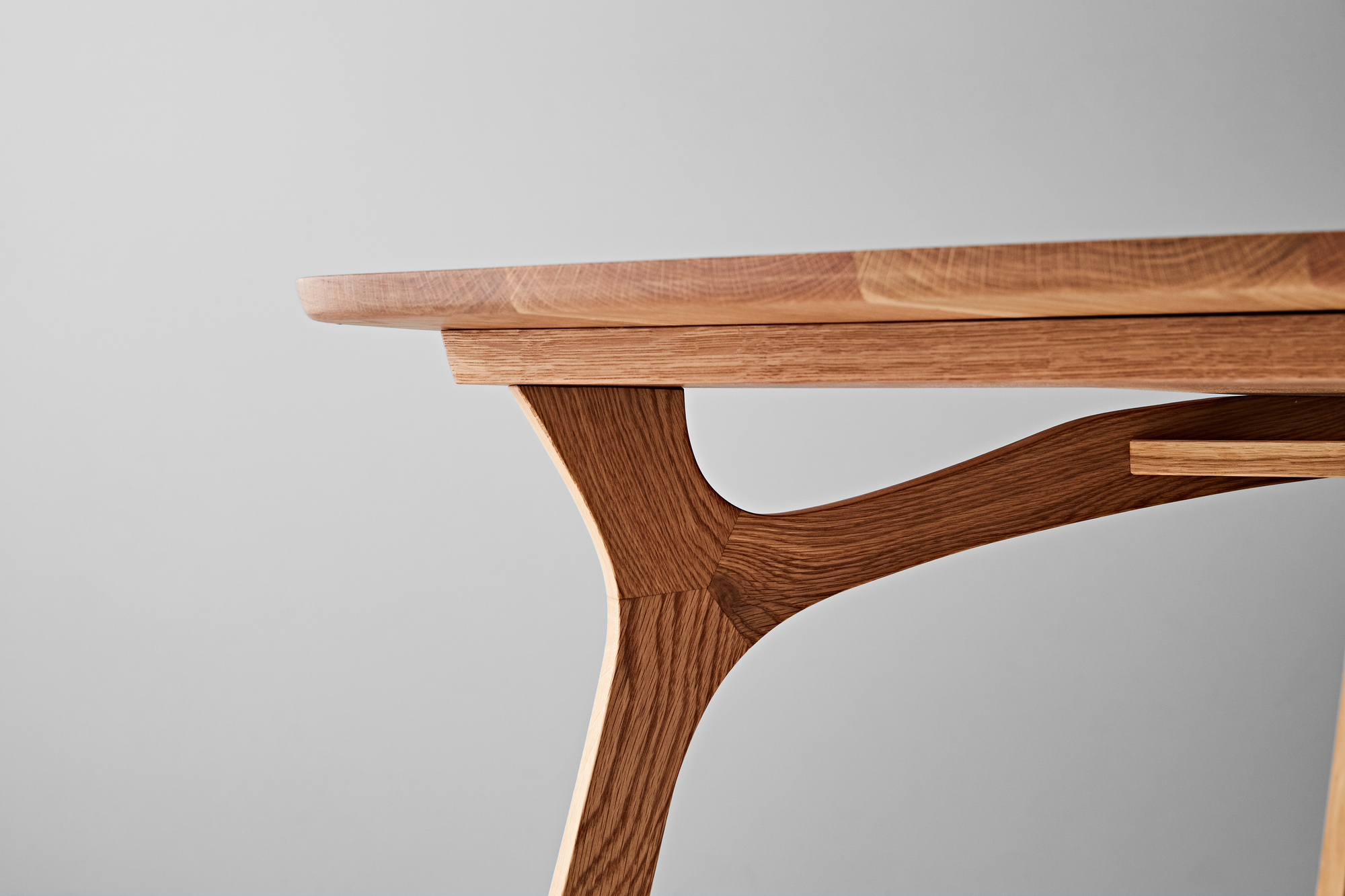 Lyssna Dining Table