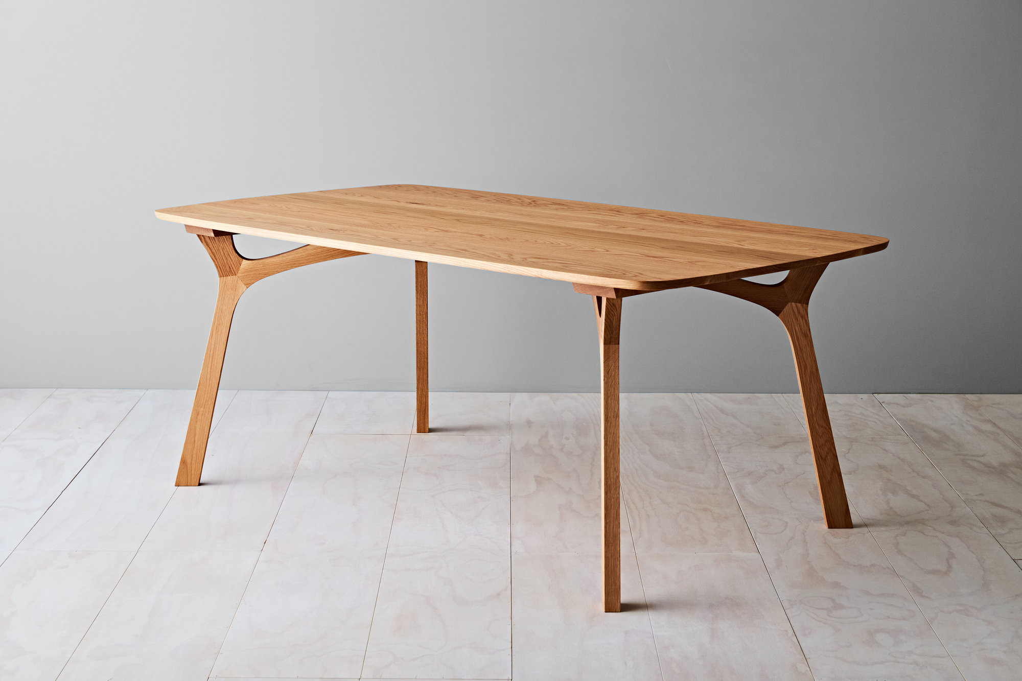 Lyssna Dining Table