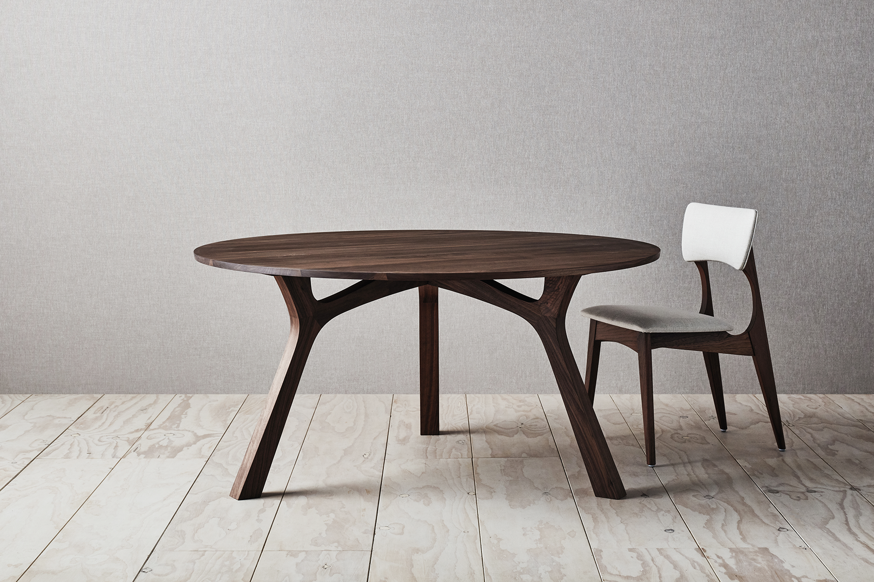 Lyssna Round Dining Table