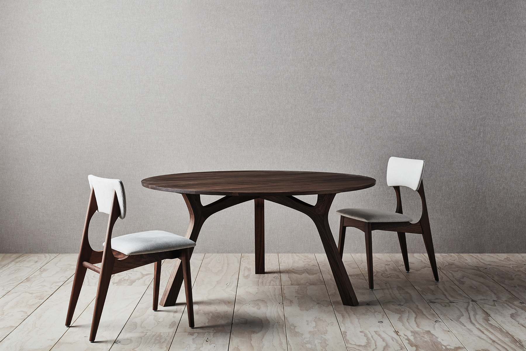 Lyssna Round Dining Table