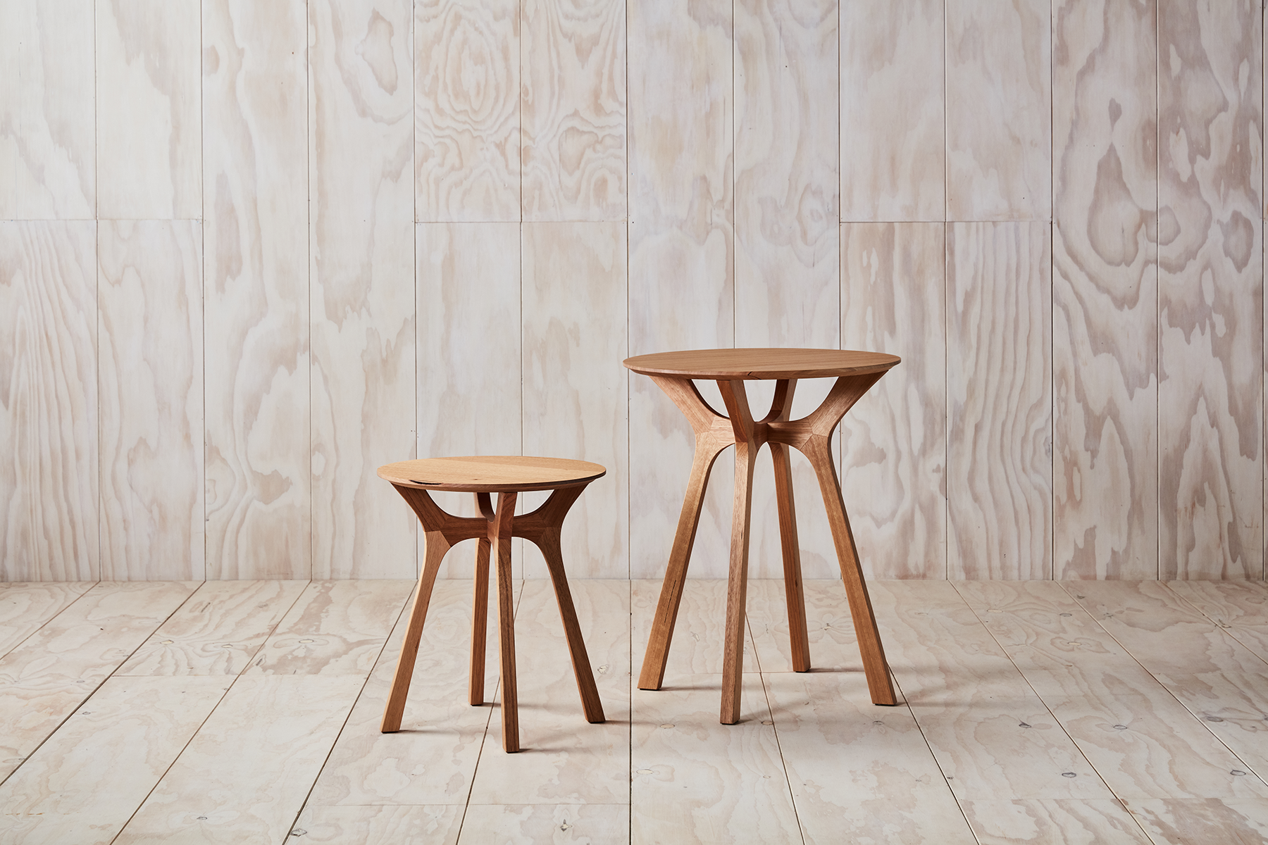 Lyssna Side Table