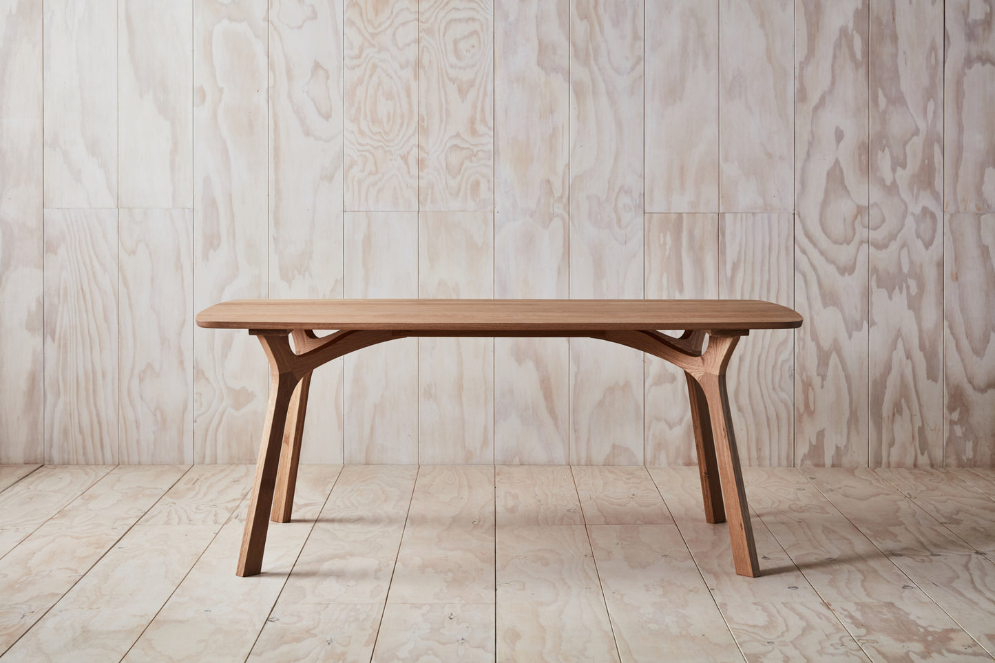 Lyssna Dining Table