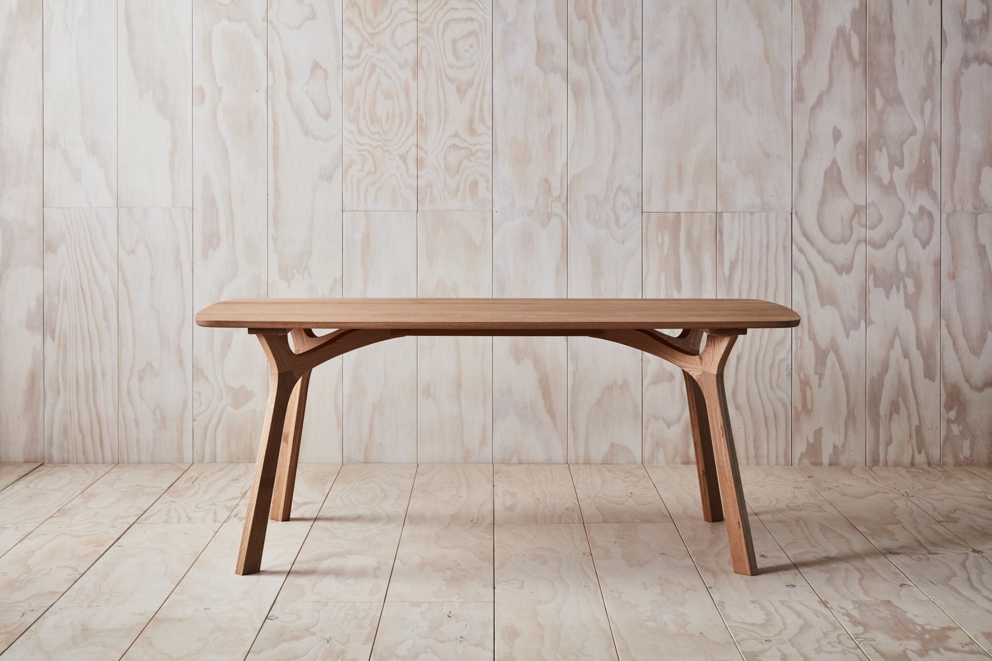 Lyssna Dining Table