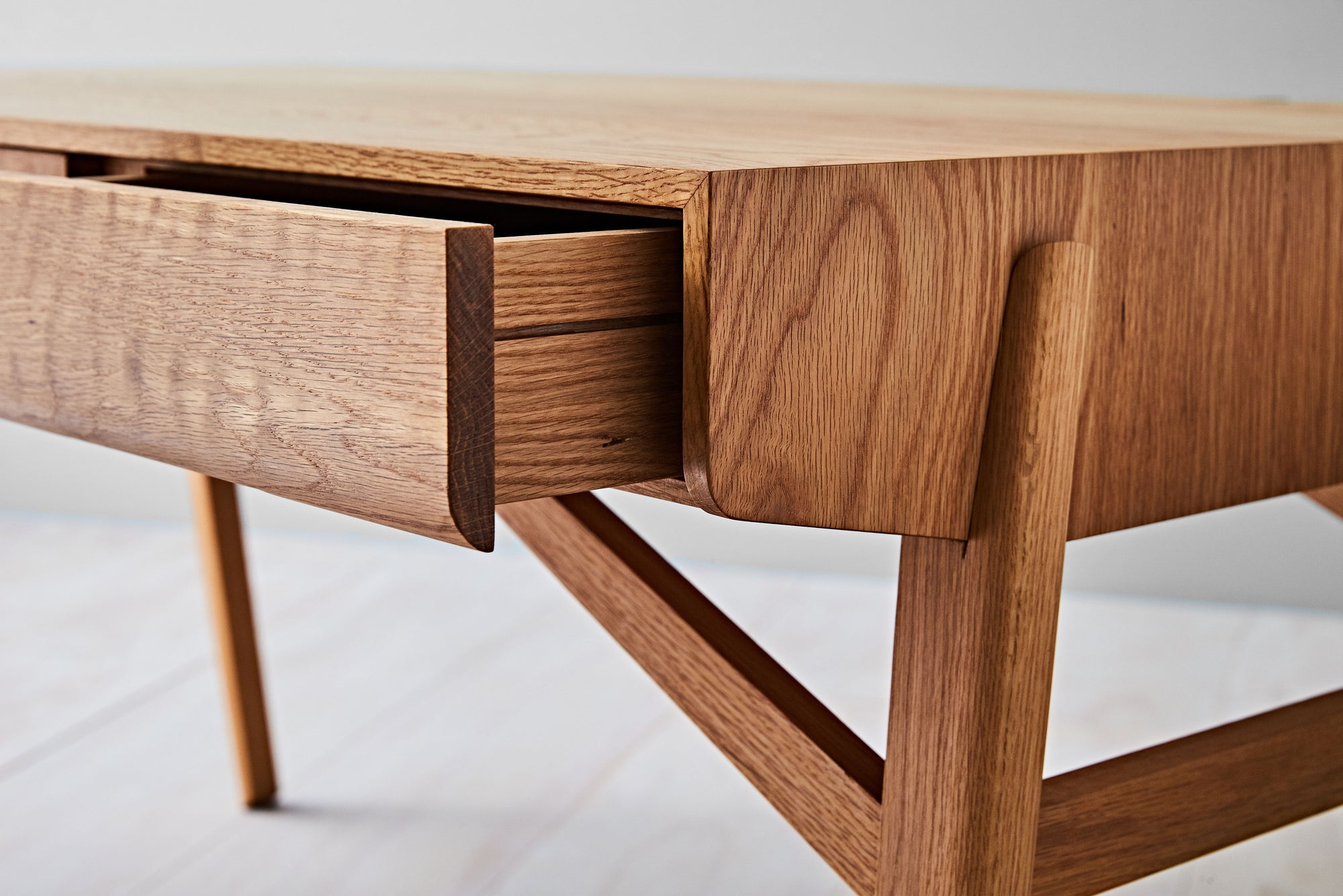 Tuki Desk